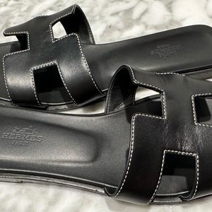 Hermes Oran sandals in great condition. Color noir (black) size 39.5, fits 9-9.5